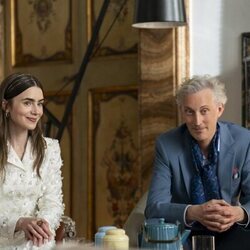 Lily Collins y Bruno Gouery en 'Todos los caminos conducen a Roma' de 'Emily en París'