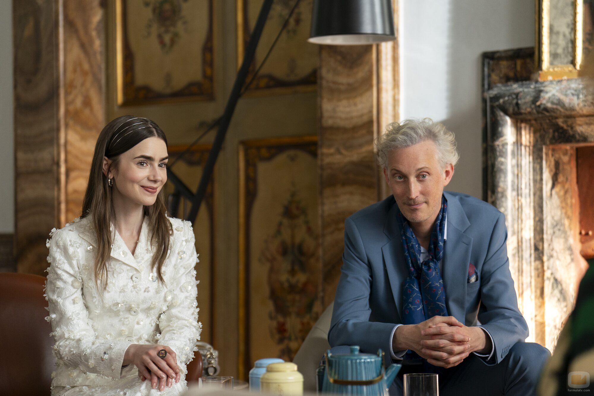 Lily Collins y Bruno Gouery en 'Todos los caminos conducen a Roma' de 'Emily en París'