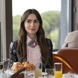 Escena de Lily Collins en el 4x10 de 'Emily in Paris'