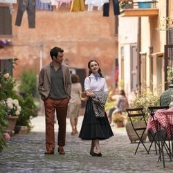 Imagen de Lily Collins y Eugenio Franceschini en 'Todos los caminos conducen a Roma' de 'Emily en París'