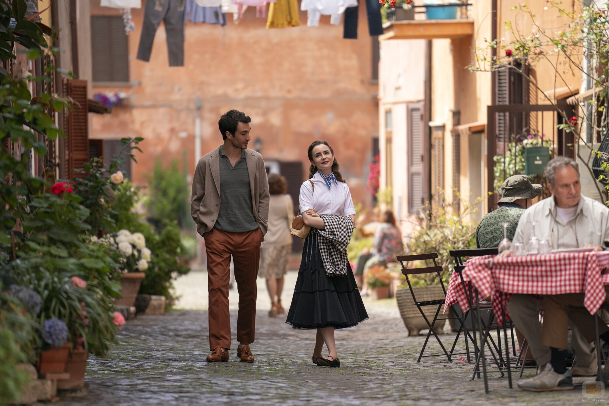 Imagen de Lily Collins y Eugenio Franceschini en 'Todos los caminos conducen a Roma' de 'Emily en París'