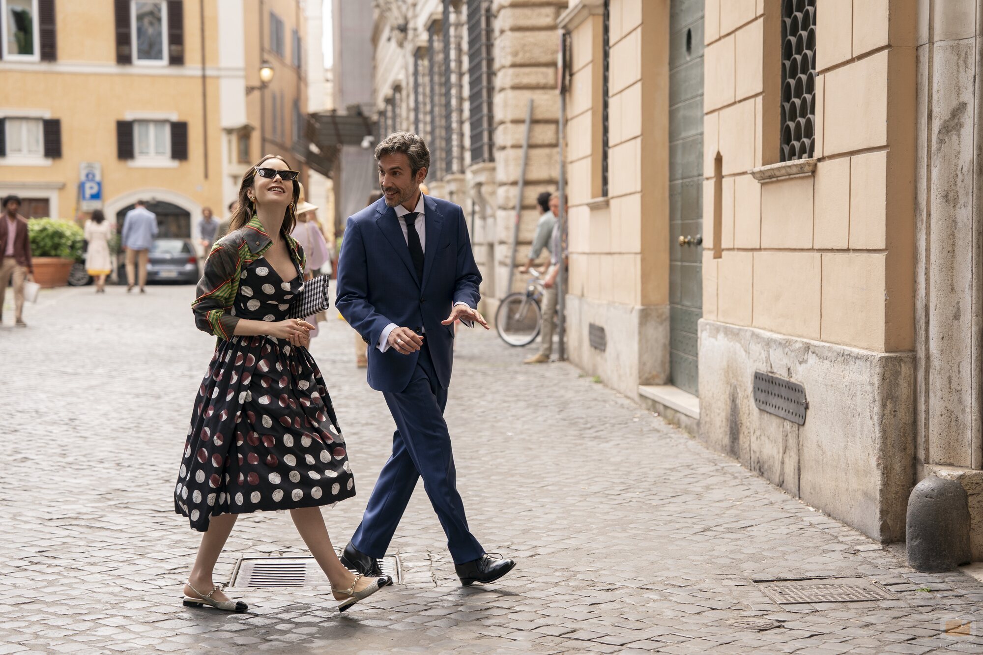 Still de Lily Collins en 'Todos los caminos conducen a Roma' de 'Emily en París'