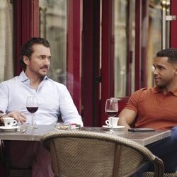 Lucien Laviscount y William Abadie en el 4x10 de 'Emily en París'