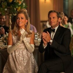 Josh Lucas y Kristen Wiig en 'Piloto' de 'Palm Royale'