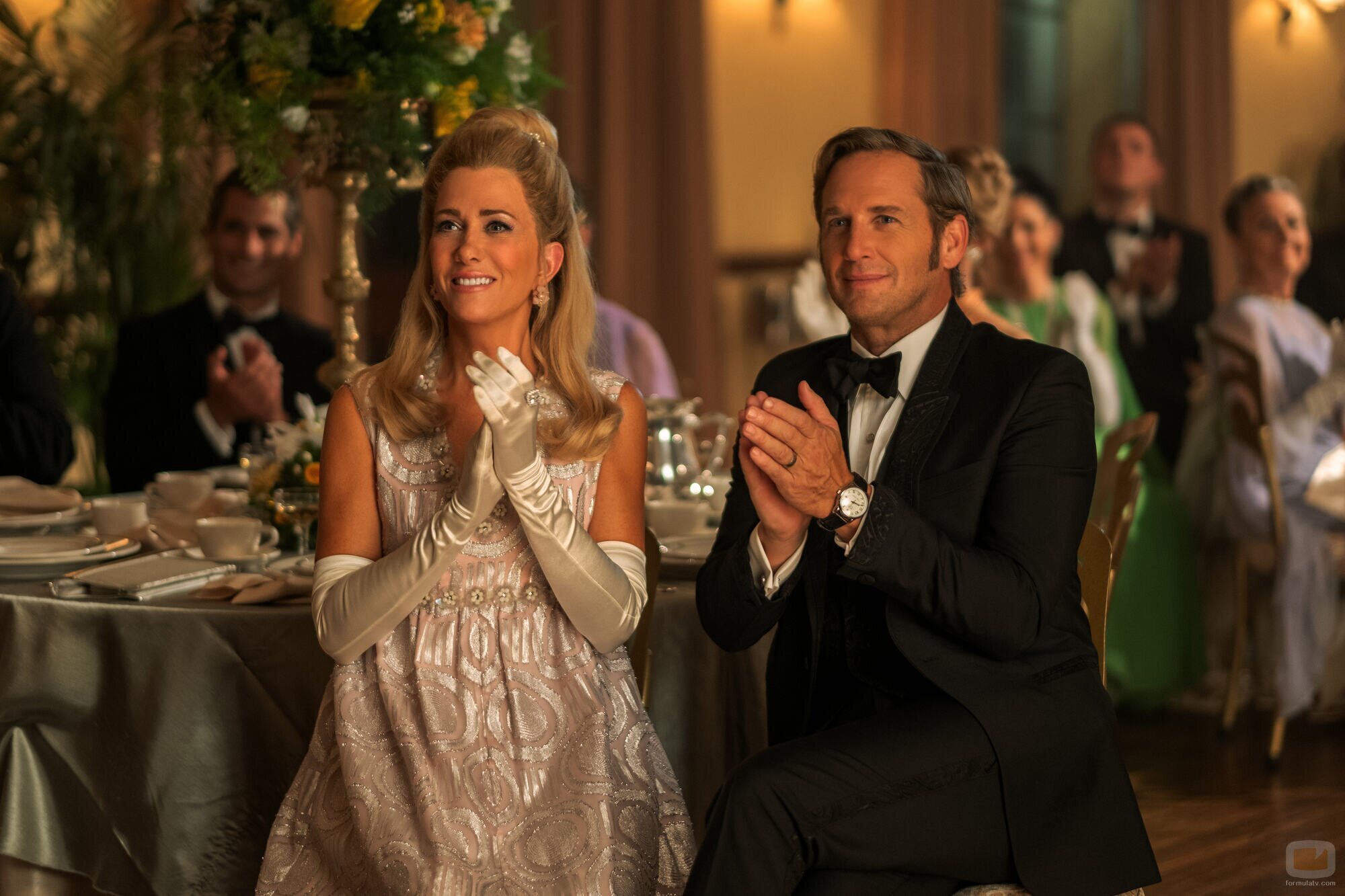 Josh Lucas y Kristen Wiig en 'Piloto' de 'Palm Royale'