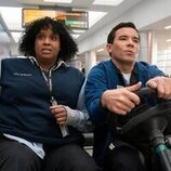 Conrad Ricamora y Natasha Rothwell en el 1x01 de 'How to Die Alone'