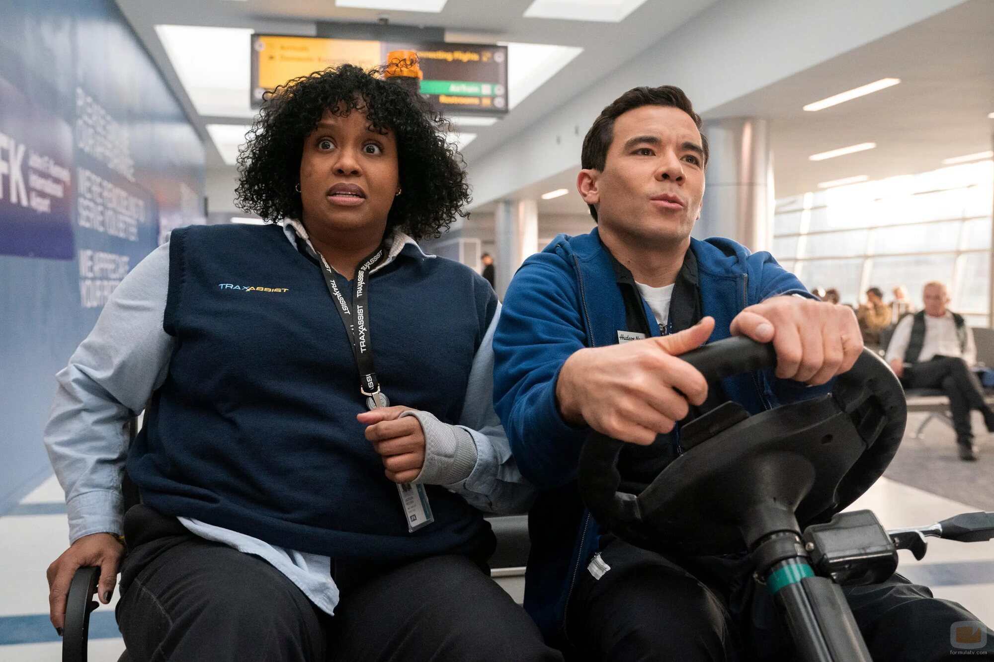 Conrad Ricamora y Natasha Rothwell en el 1x01 de 'How to Die Alone'