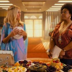 Laura Dern y Amber Chardae Robinson en el 1x02 de 'Palm Royale'