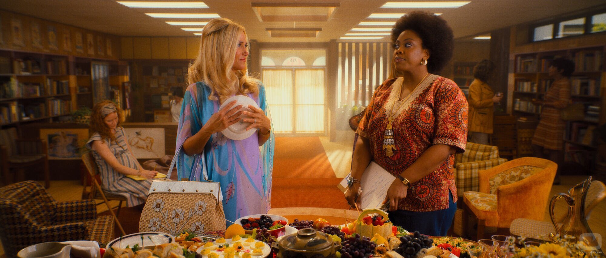 Laura Dern y Amber Chardae Robinson en el 1x02 de 'Palm Royale'