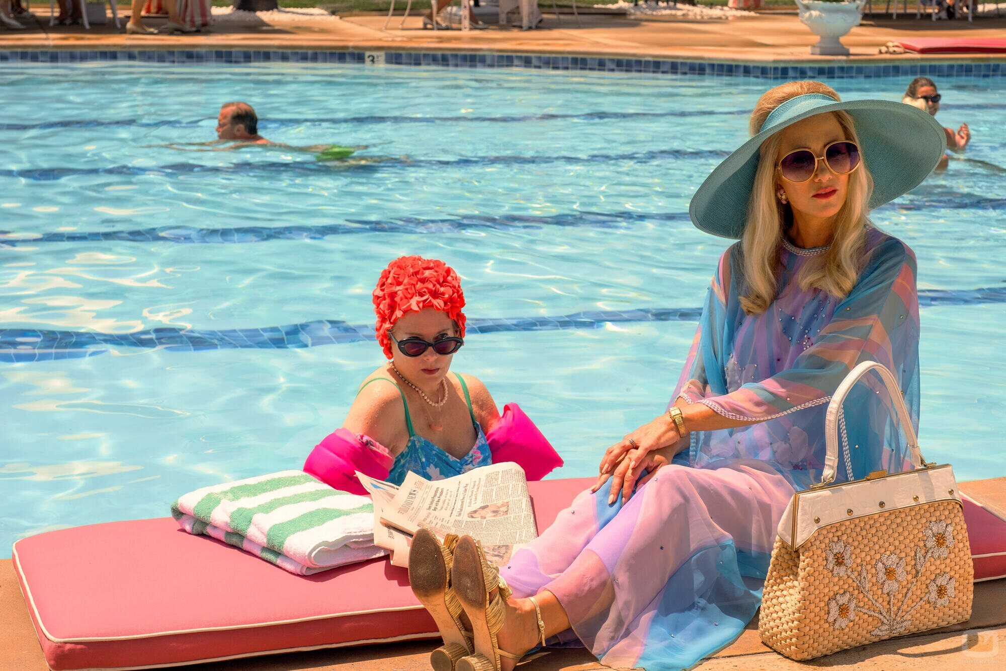 Kristen Wiig y Julia Duffy en 'Maxine se lleva el gato al agua' de 'Palm Royale'