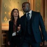 Keri Russell y David Gyasi en el 1x01 de 'The Diplomat'