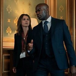 Keri Russell y David Gyasi en el 1x01 de 'The Diplomat'