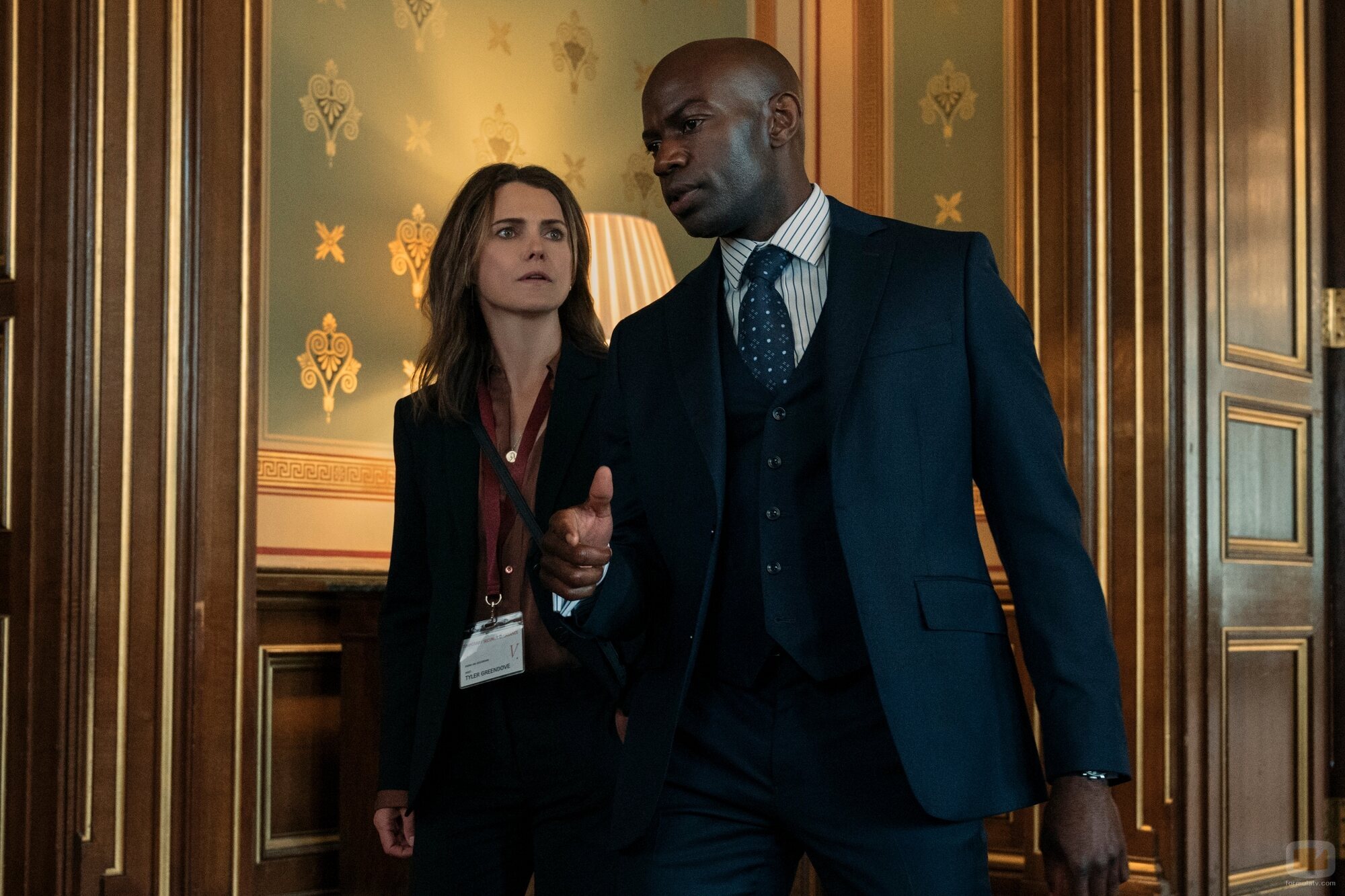 Keri Russell y David Gyasi en el 1x01 de 'The Diplomat'