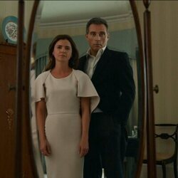 Keri Russell y Rufus Sewell en 'Con un toque de cenicienta' de 'The Diplomat'