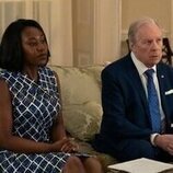 Michael McKean y Nana Mensah en el 1x01 de 'La diplomática'