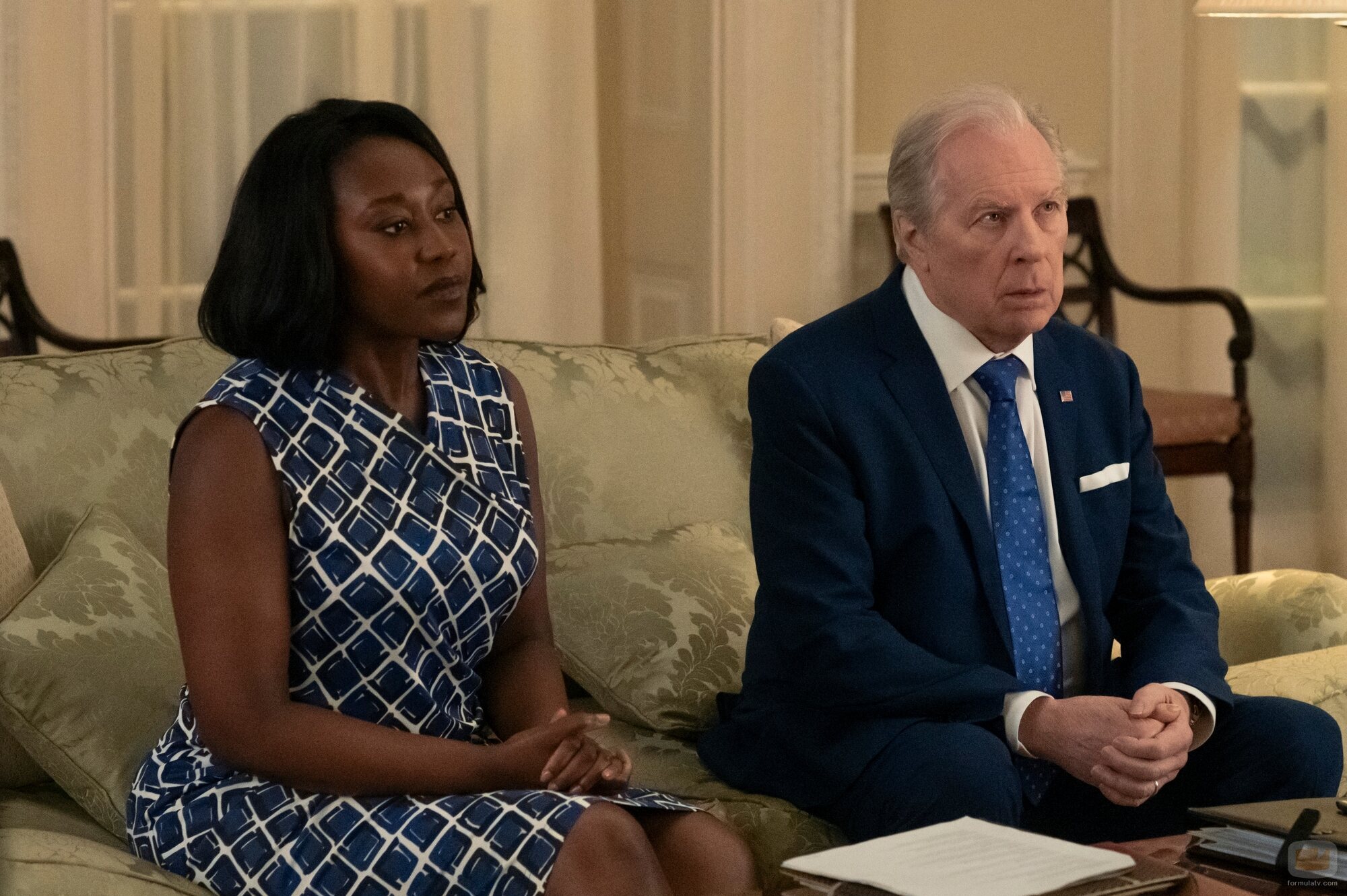 Michael McKean y Nana Mensah en el 1x01 de 'La diplomática'