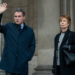 Rufus Sewell y Celia Imrie en 'Con un toque de cenicienta' de 'The Diplomat'