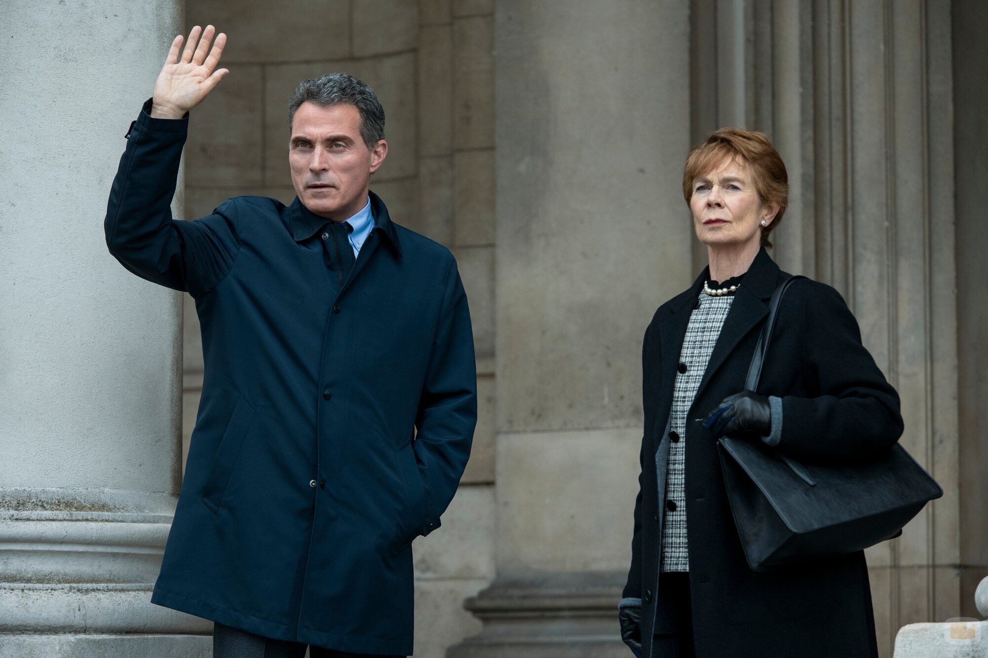 Rufus Sewell y Celia Imrie en 'Con un toque de cenicienta' de 'The Diplomat'