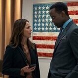 Keri Russell y Ato Essandoh en el 1x01 de 'La diplomática'