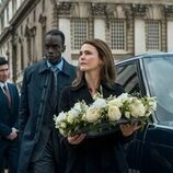 Escena de Keri Russell y Ato Essandoh en el 1x01 de 'La diplomática'