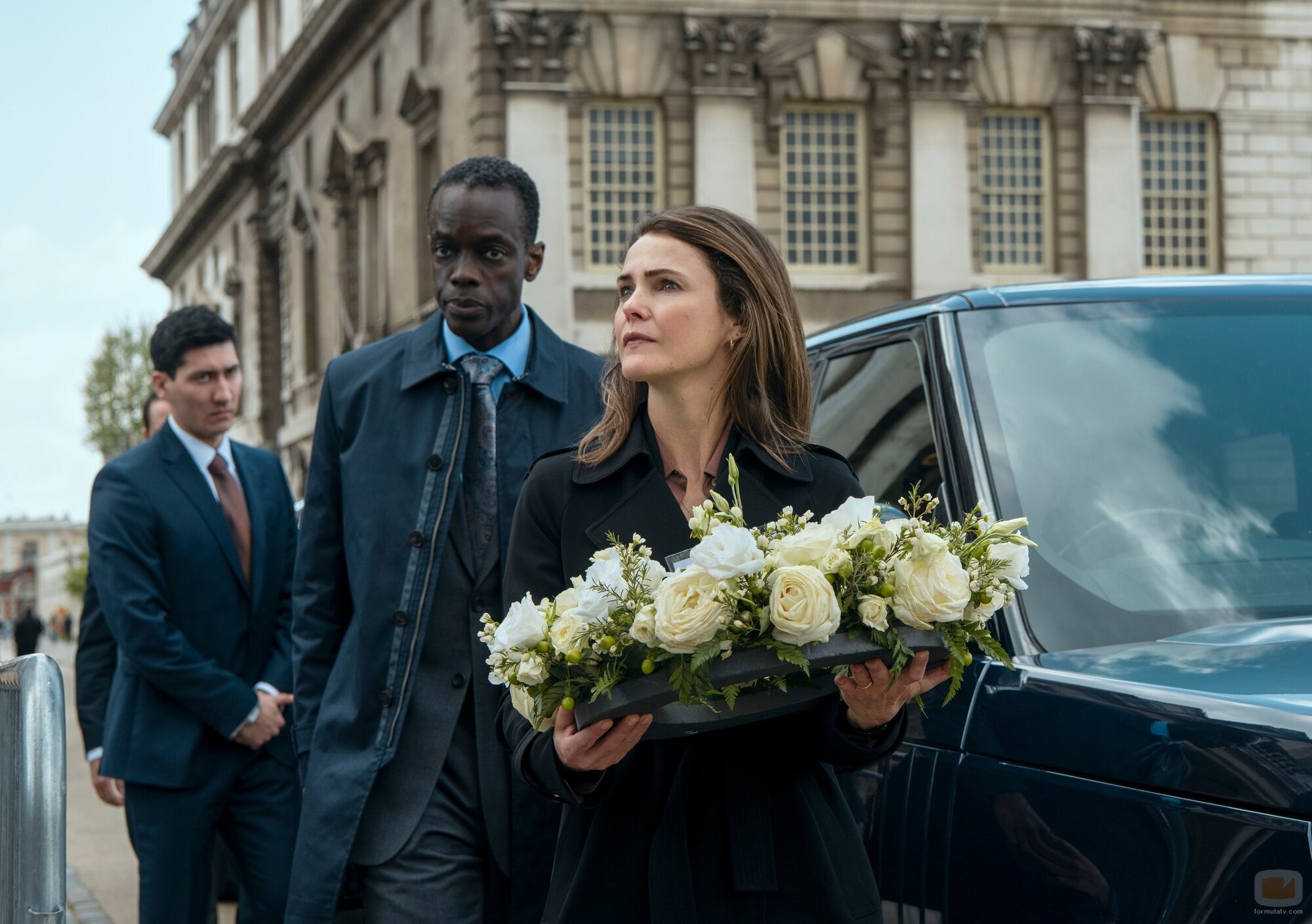 Escena de Keri Russell y Ato Essandoh en el 1x01 de 'La diplomática'