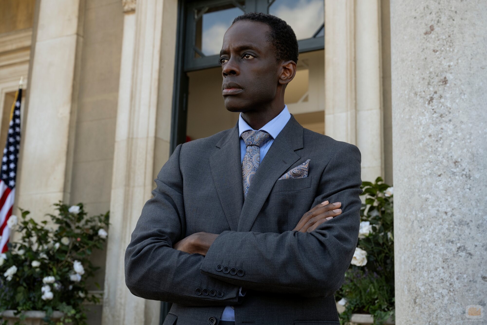 Ato Essandoh en el 1x01 de 'La diplomática'