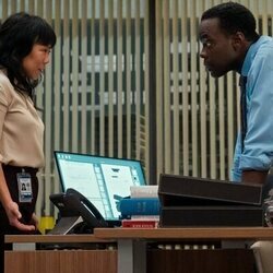 Ato Essandoh y Ali Ahn en 'Con un toque de cenicienta' de 'The Diplomat'