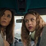 Eva Longoria y Victoria Bazua en el 1x01 de 'Tierra de mujeres'