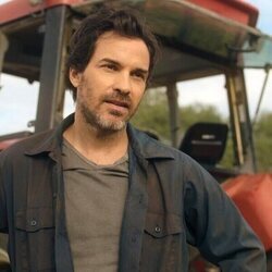 Santiago Cabrera en el 1x01 de 'Land of Women'