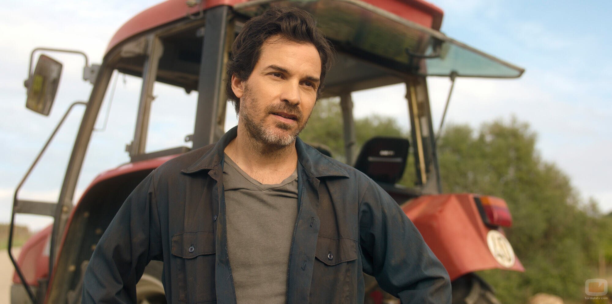 Santiago Cabrera en el 1x01 de 'Land of Women'