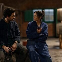 Eva Longoria y Santiago Cabrera en 'Capítulo 2' de 'Tierra de mujeres'