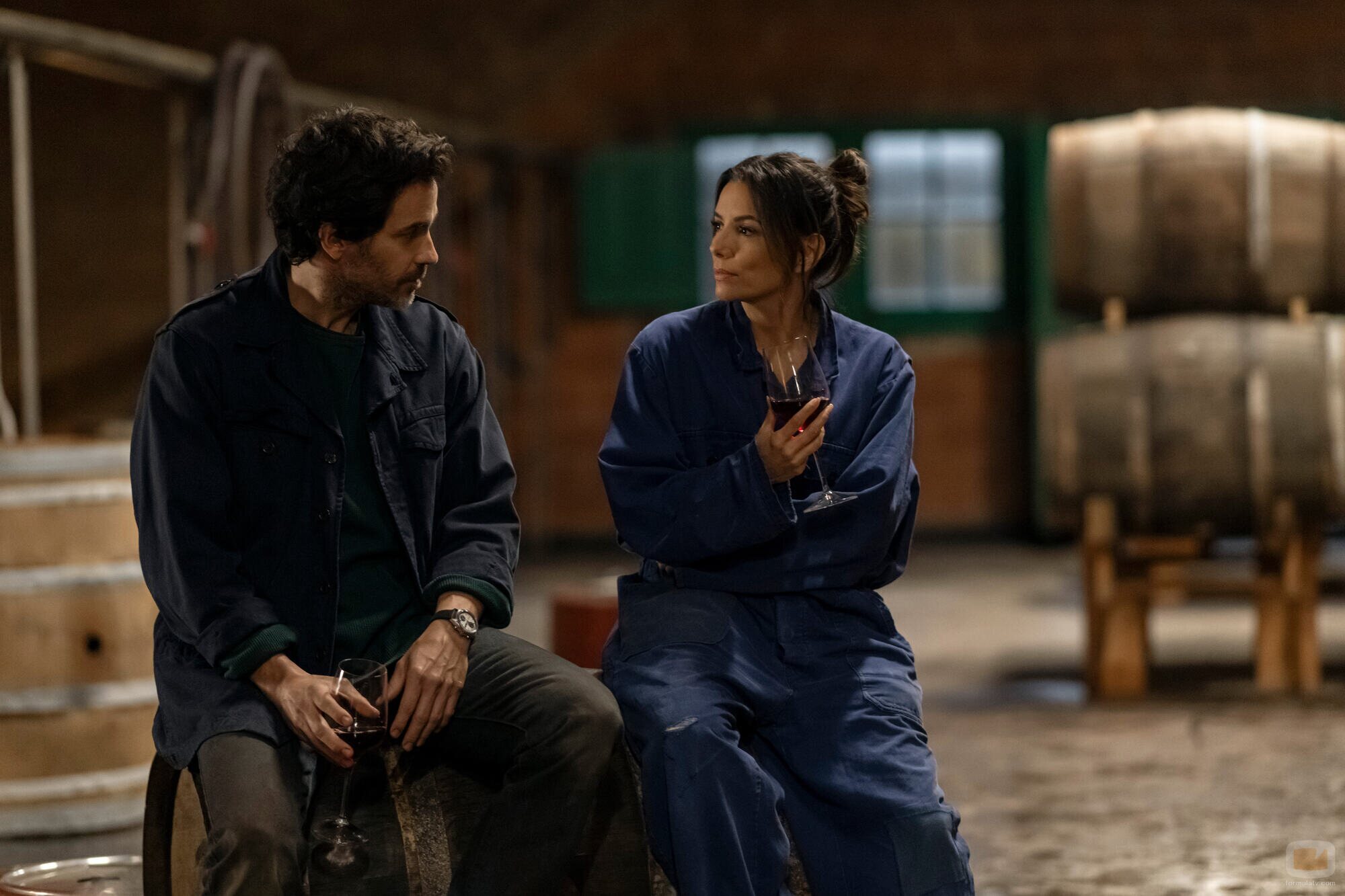 Eva Longoria y Santiago Cabrera en 'Capítulo 2' de 'Tierra de mujeres'