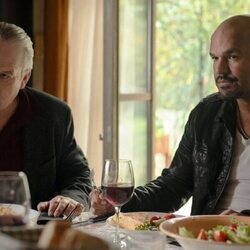 Amaury Nolasco y Ben Temple en el 1x04 de 'Tierra de mujeres'