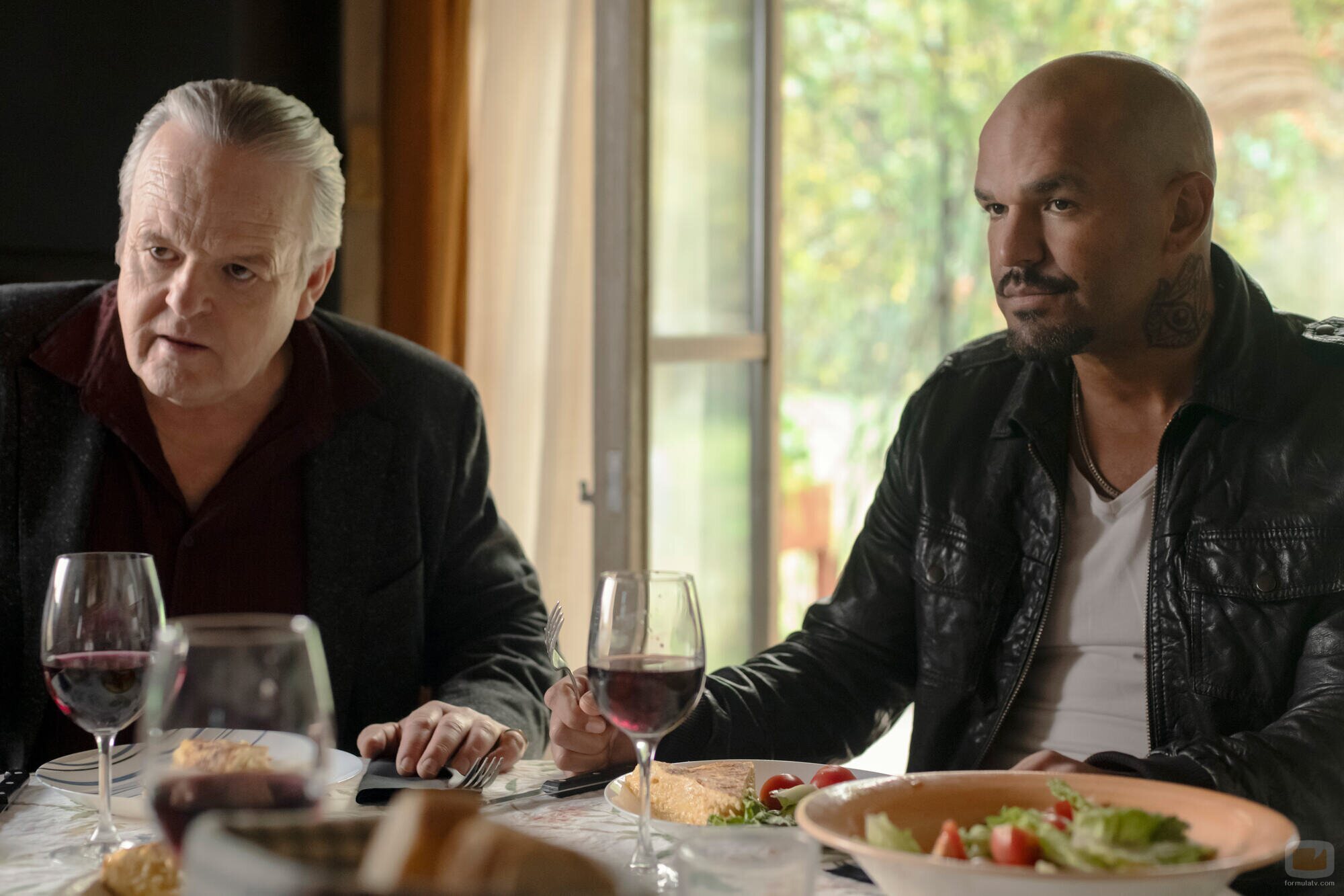 Amaury Nolasco y Ben Temple en el 1x04 de 'Tierra de mujeres'