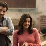 Eva Longoria y Santiago Cabrera en 'Capítulo 4' de 'Tierra de mujeres'