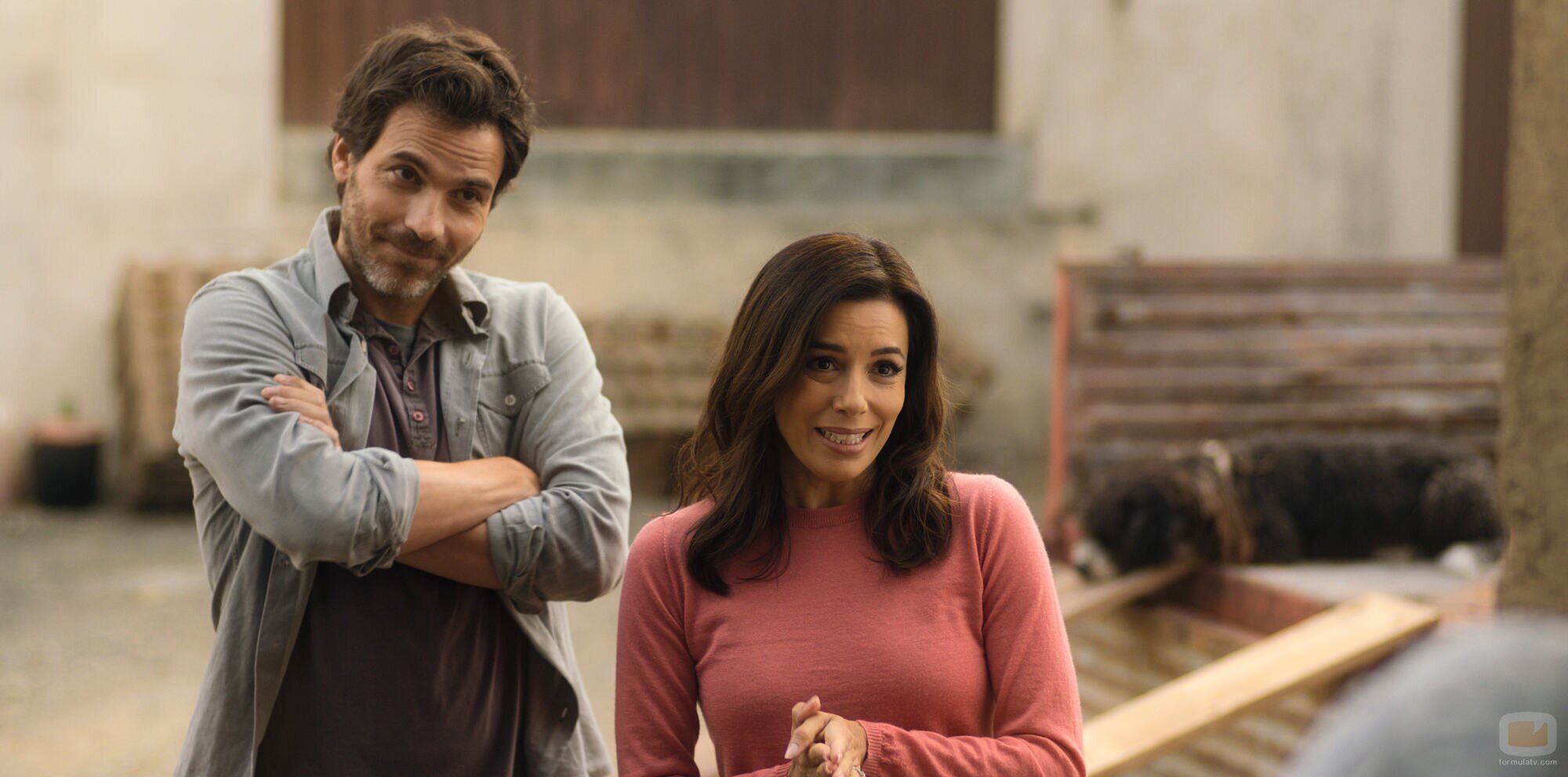 Eva Longoria y Santiago Cabrera en 'Capítulo 4' de 'Tierra de mujeres'