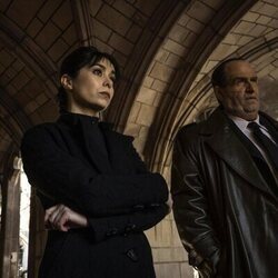 Cristin Milioti y Colin Farrell en 'Horas extra' de 'The Penguin'