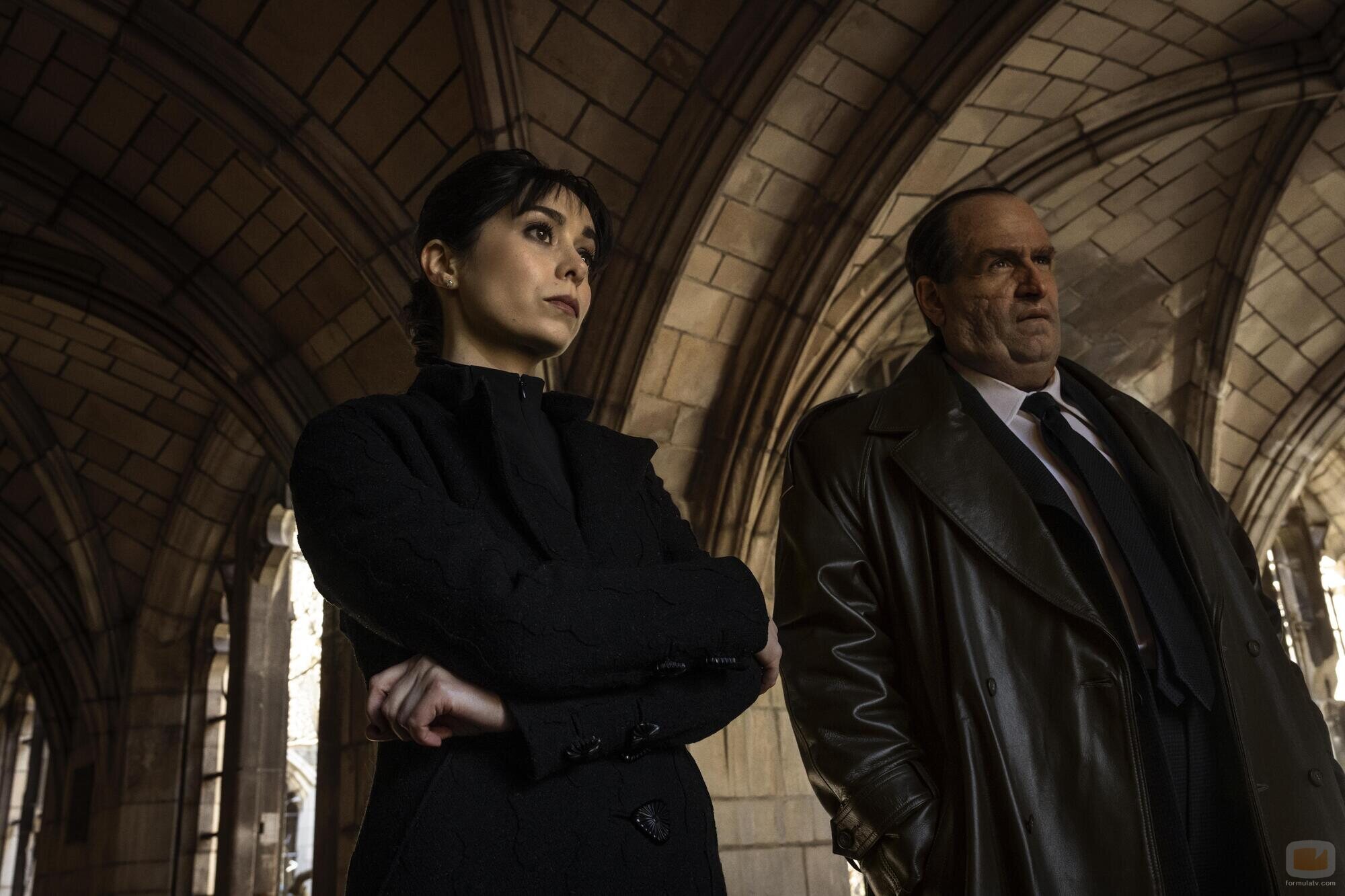 Cristin Milioti y Colin Farrell en 'Horas extra' de 'The Penguin'