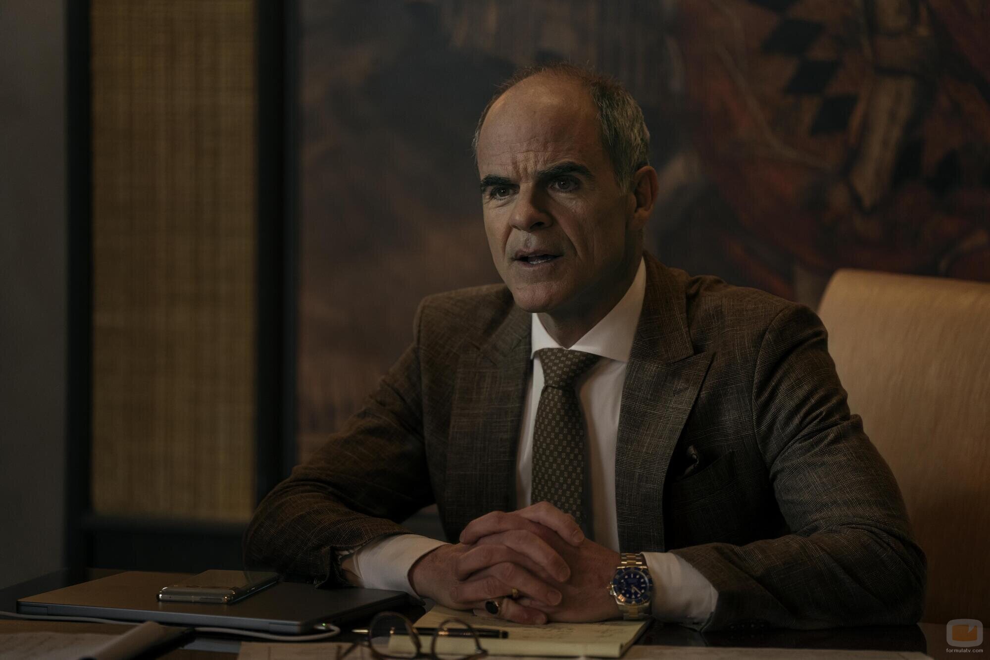 Michael Kelly en el 1x01 de 'The Penguin'