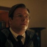 Dallas Roberts en el 2x01 de 'Monstruos'