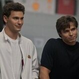 Cooper Koch y Nicholas Chavez en el 2x04 de 'Dahmer'