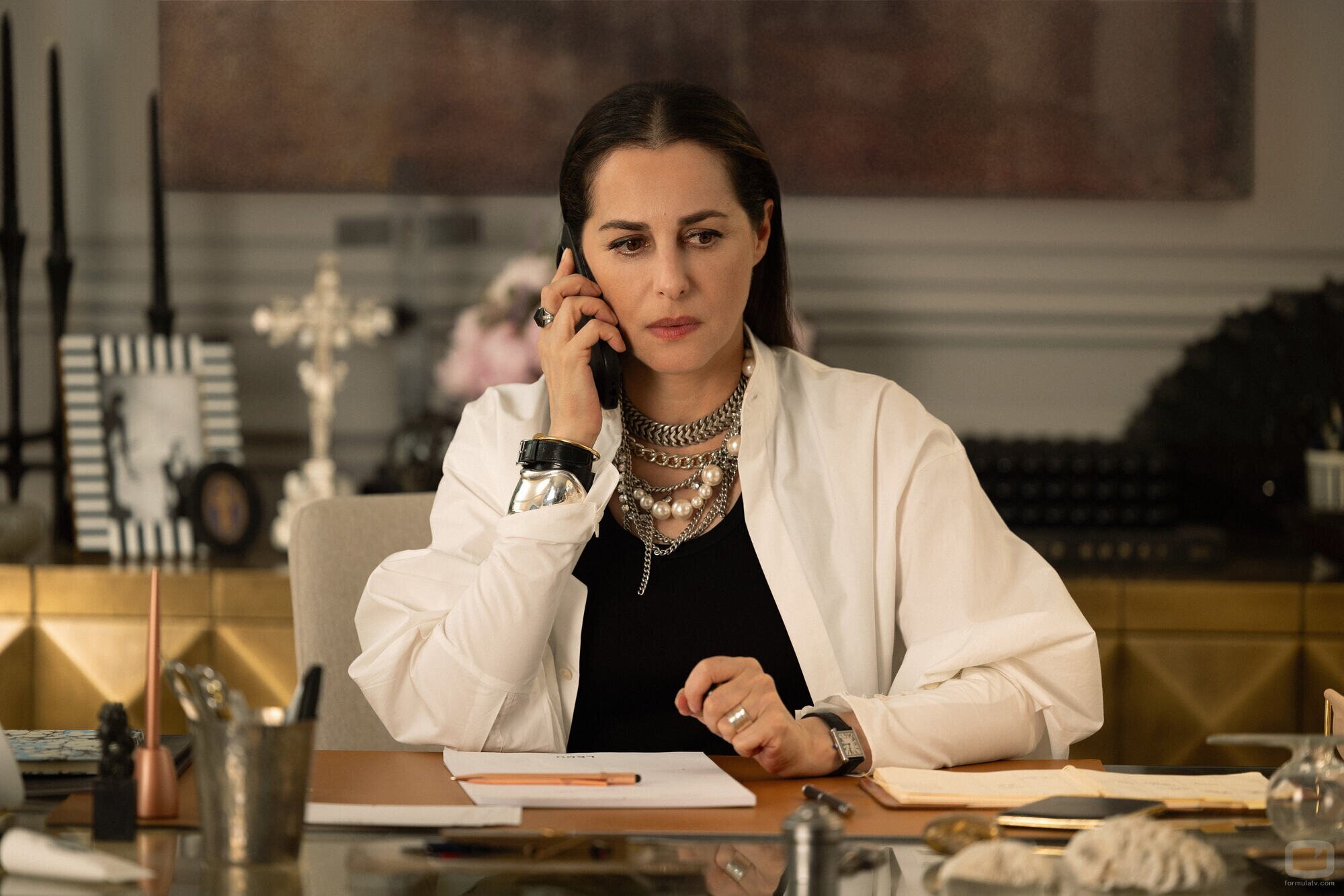 Amira Casar en el 1x01 de 'La Maison: The Fabric of Power'