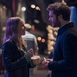 Adam Brody y Kristen Bell en 'Una shiksa entra en un templo' de 'Nobody Wants This'