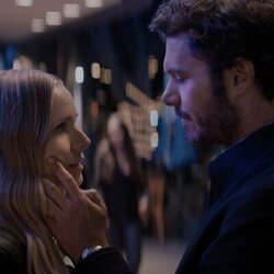 Adam Brody y Kristen Bell en 'Una shiksa entra en un templo' de 'Nadie quiere esto'