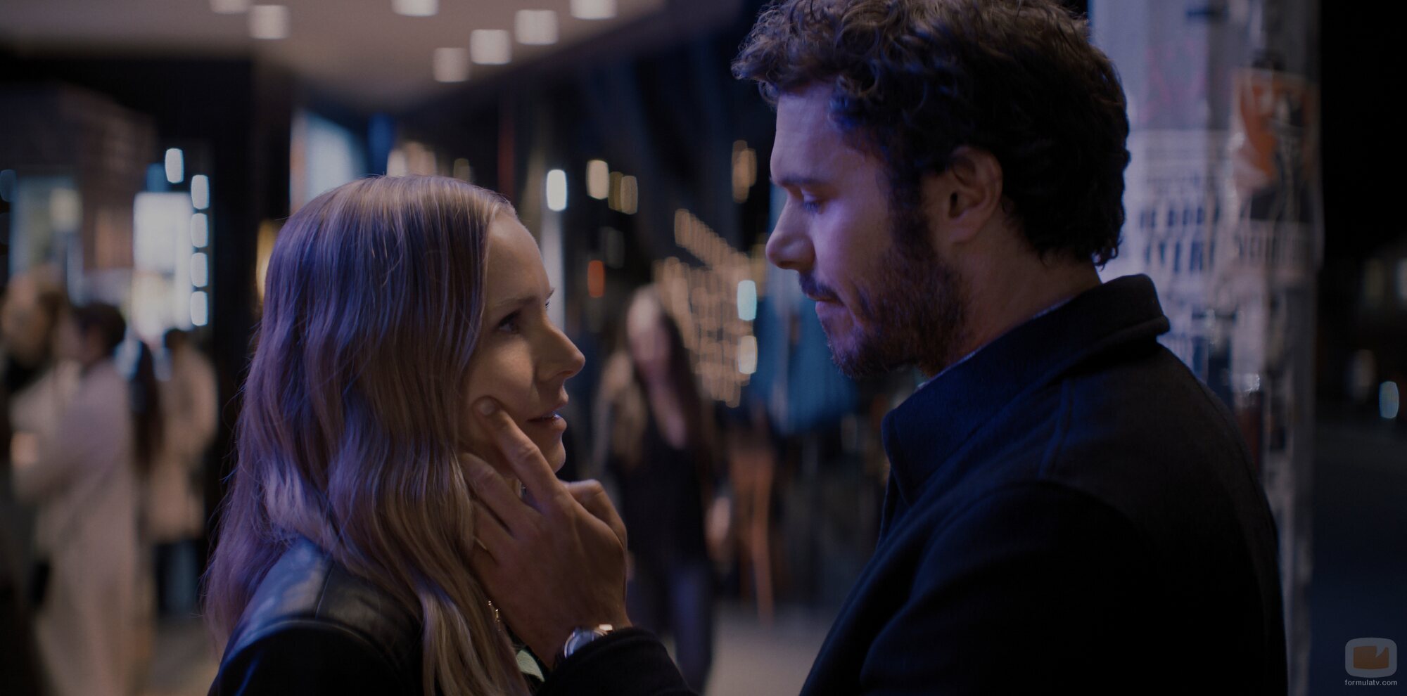 Adam Brody y Kristen Bell en 'Una shiksa entra en un templo' de 'Nadie quiere esto'