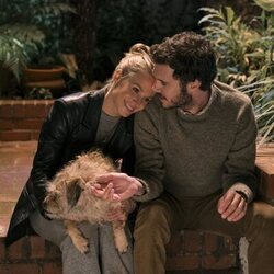 Adam Brody y Kristen Bell en el 1x03 de 'Nobody Wants This'