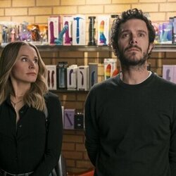 Adam Brody y Kristen Bell en el 1x06 de 'Nadie quiere esto'