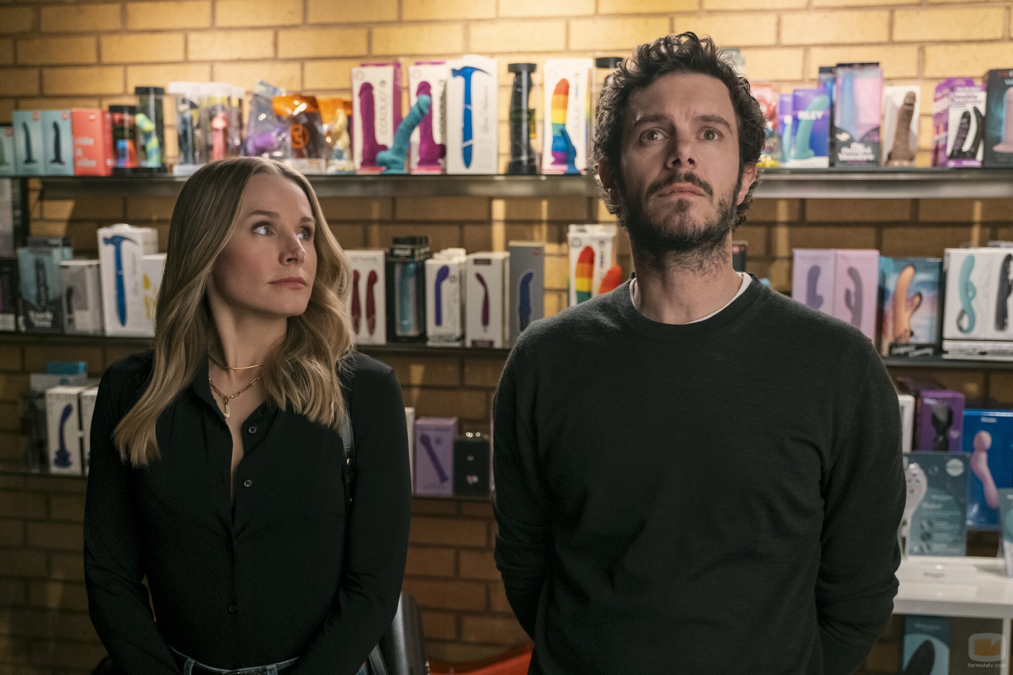 Adam Brody y Kristen Bell en el 1x06 de 'Nadie quiere esto'