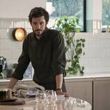 Adam Brody en el 1x08 de 'Nobody Wants This'