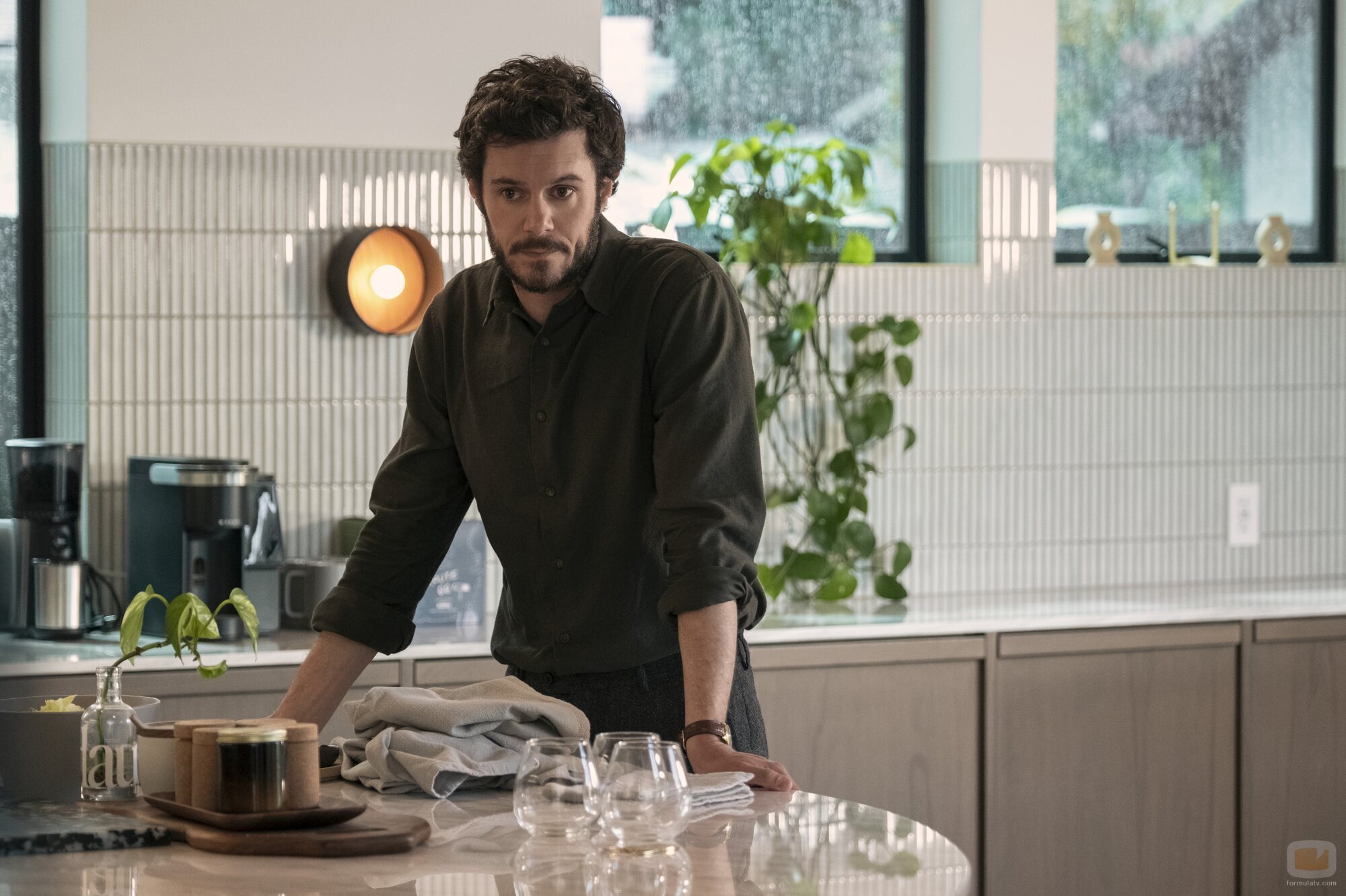 Adam Brody en el 1x08 de 'Nobody Wants This'